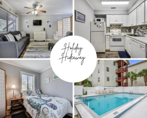 Cozy Holiday Hideaway, Sleeps 4! Steps to the Beach! Renovated 2021 condo